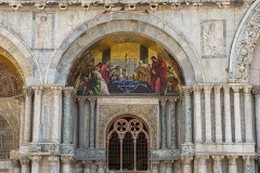 Mosaic above St. Peter's Gate, Basilica San Marco: the Doge and people of Venice receiving the body of St. Mark 